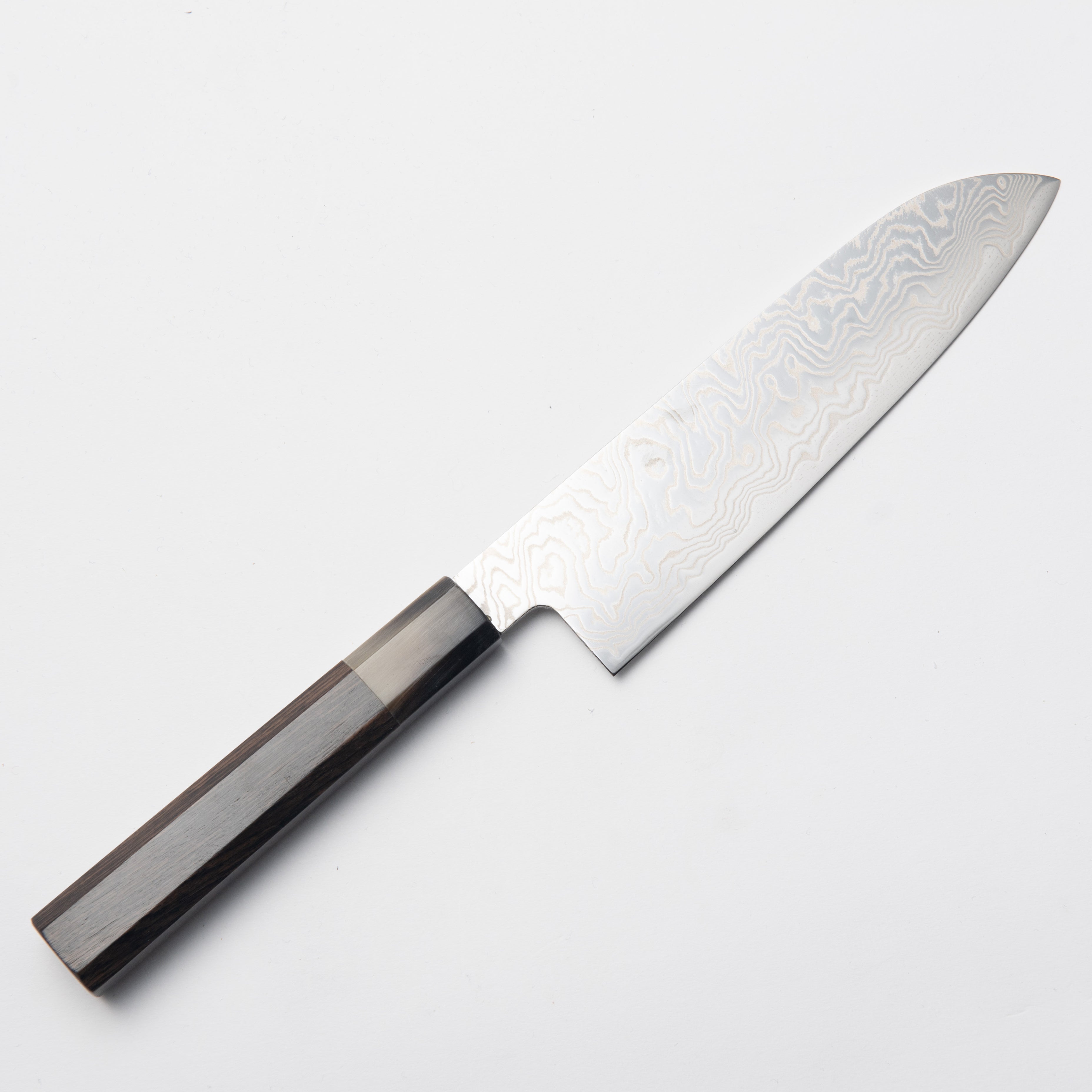 Couteau Santoku en acier GIN-SAN et nickel damassé 180 mm, manche en ébène et corne de buffle noire