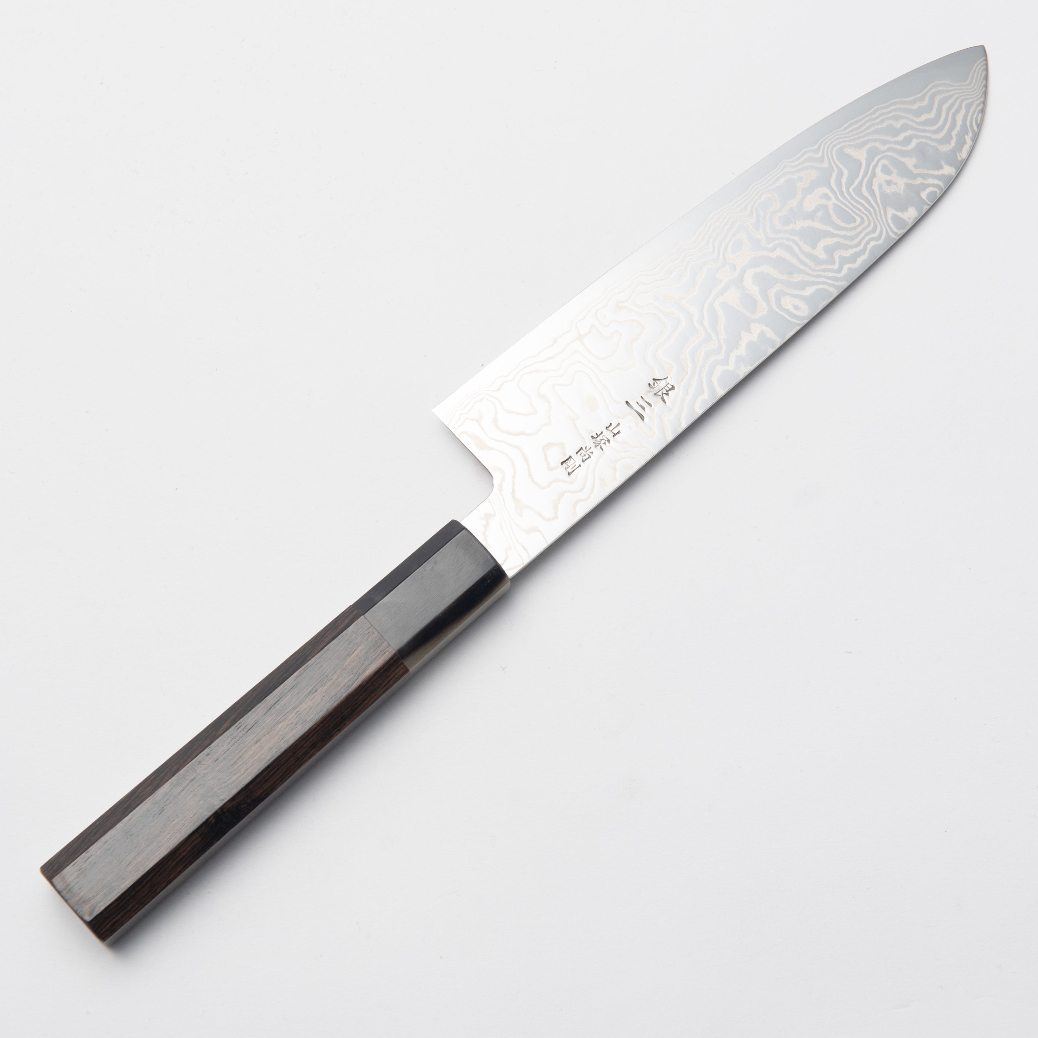 Couteau Santoku en acier GIN-SAN et nickel damassé 180 mm, manche en ébène et corne de buffle noire